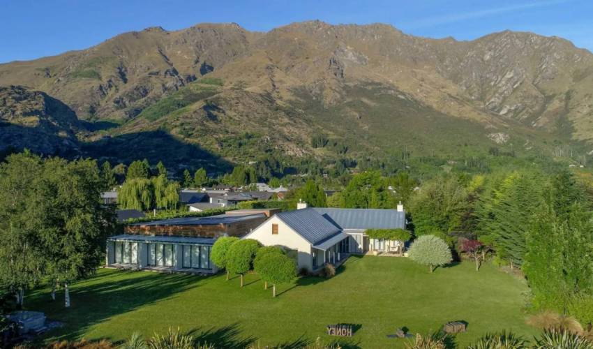 Villa Art on Point in New Zealand Main Image